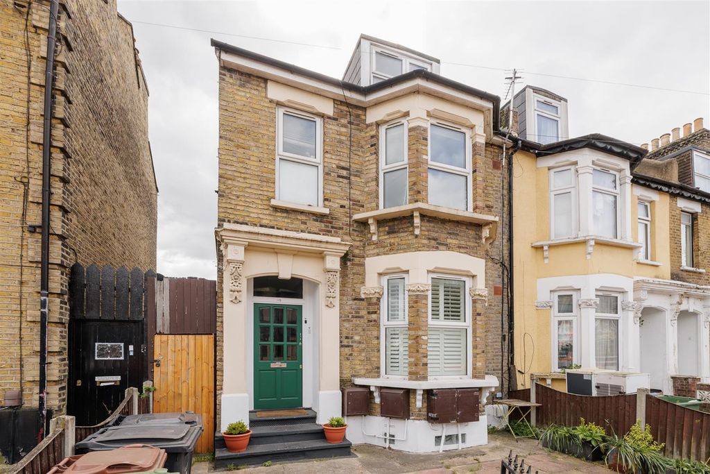 Property photo 1 of 17 Grove Green Road, E11