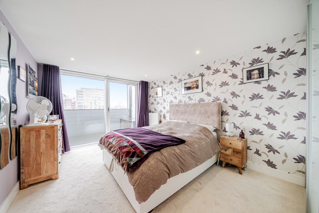 Property photo 2 of 17 Bedroom