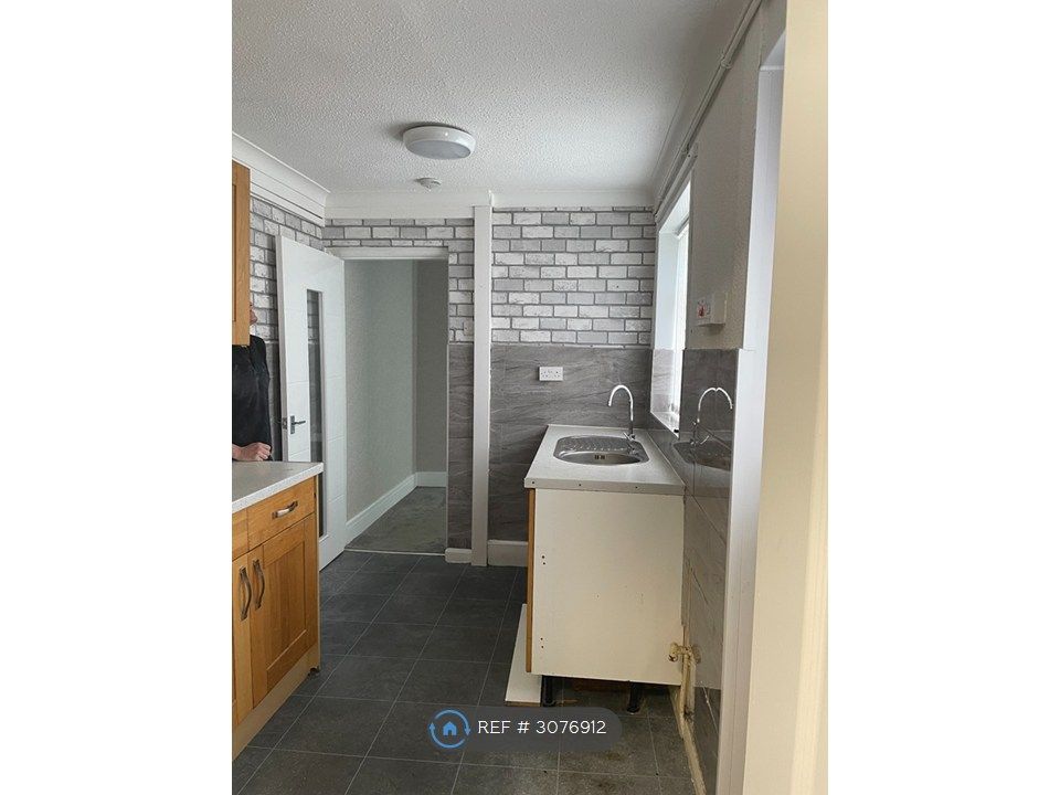 Property photo 3 of 7 Kitchen