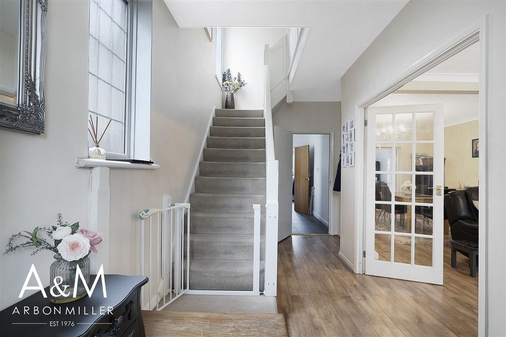 Property photo 3 of 30 Entrance Hall
