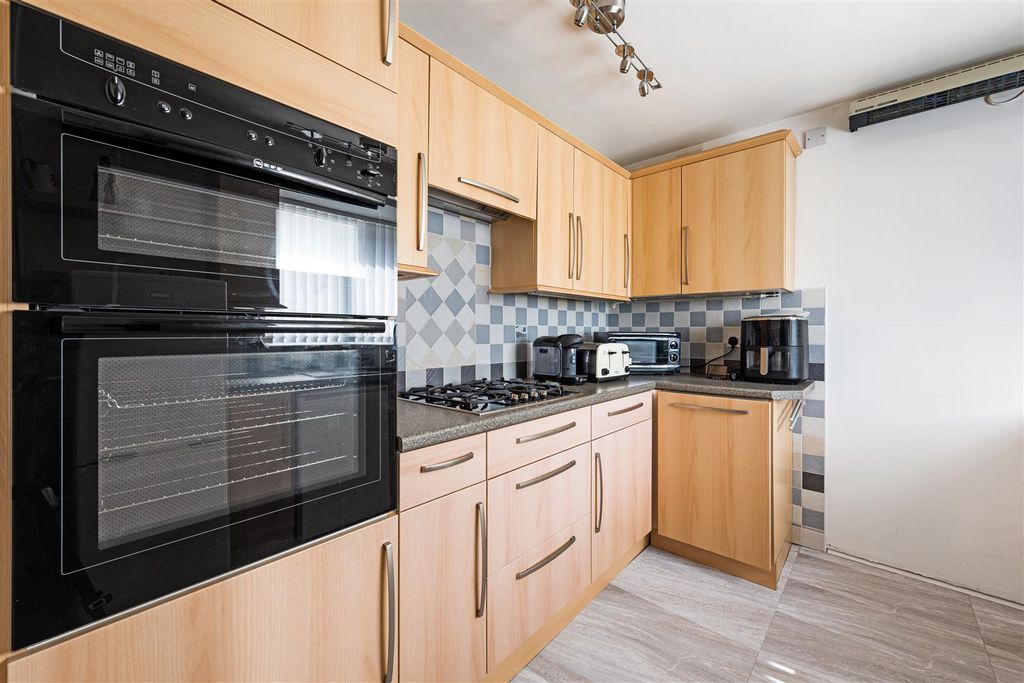 Property photo 3 of 20 Kitchen