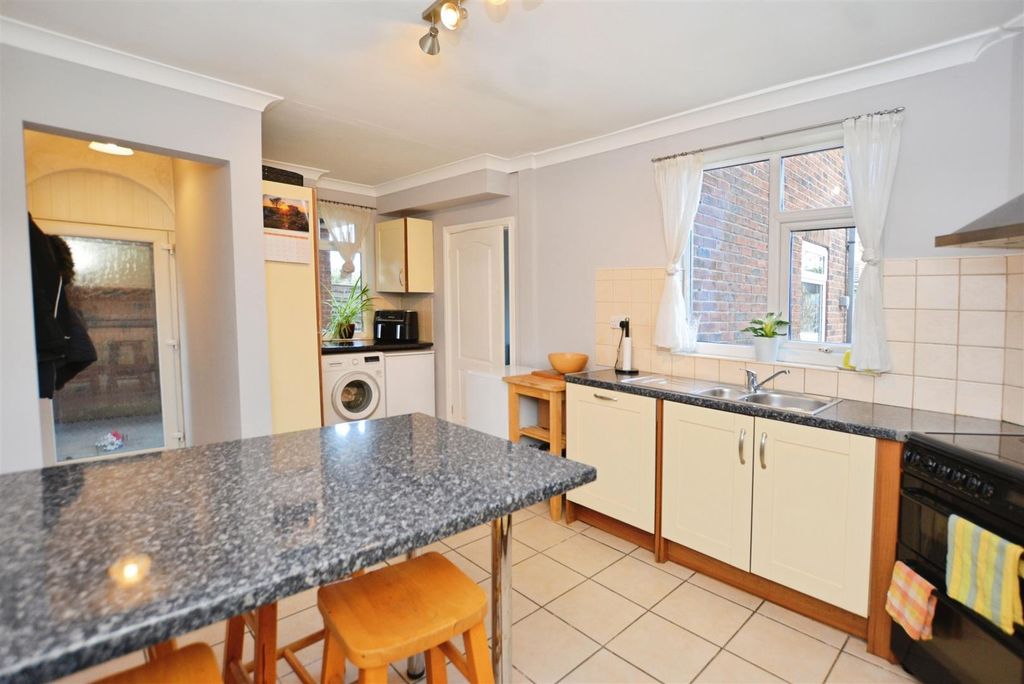 Property photo 3 of 36 Kitchen/Breakfast Room