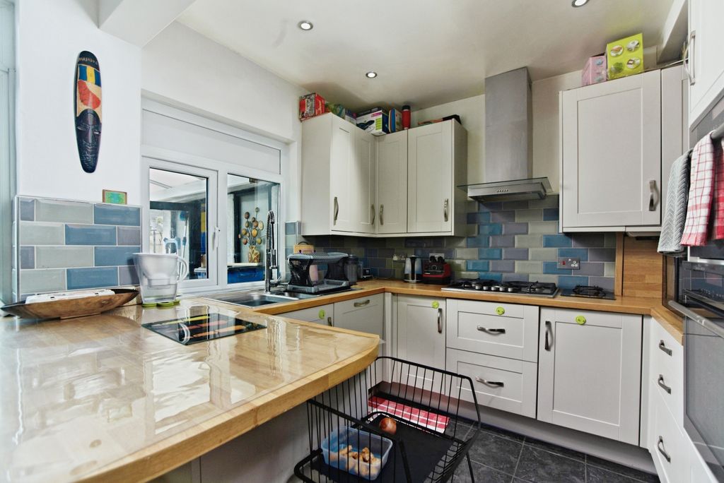 Property photo 3 of 14 Kitchen