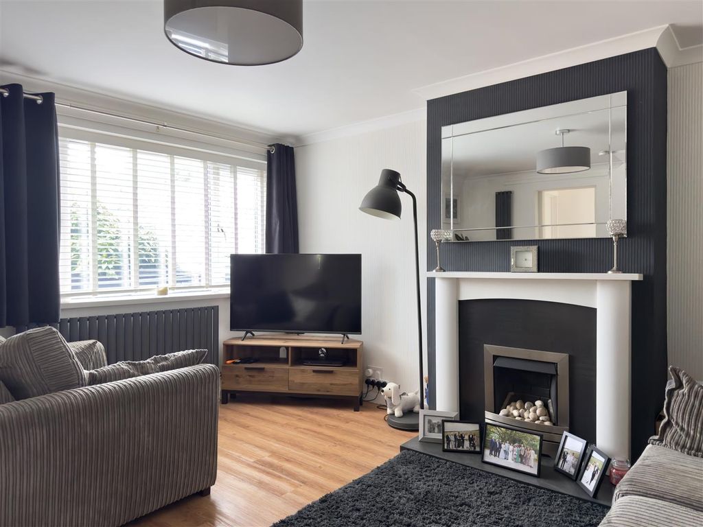 Property photo 3 of 33 Lounge