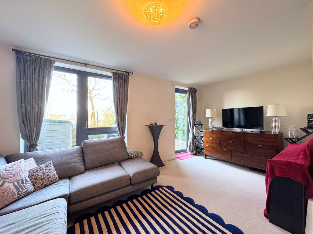 Property photo 1 of 13 Lounge