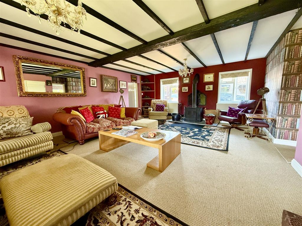 Property photo 2 of 38 Lounge