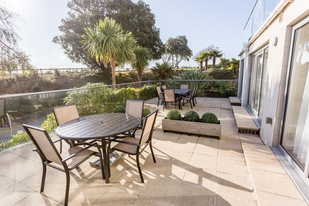 Property photo 1 of 19 18Astudlanddene-Ph15_Web300.Jpg