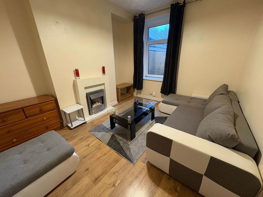 Property photo 3 of 8 Lounge