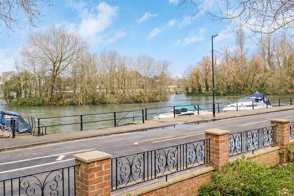 Property photo 2 of 11 External