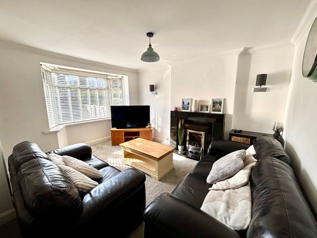 Property photo 3 of 15 Lounge