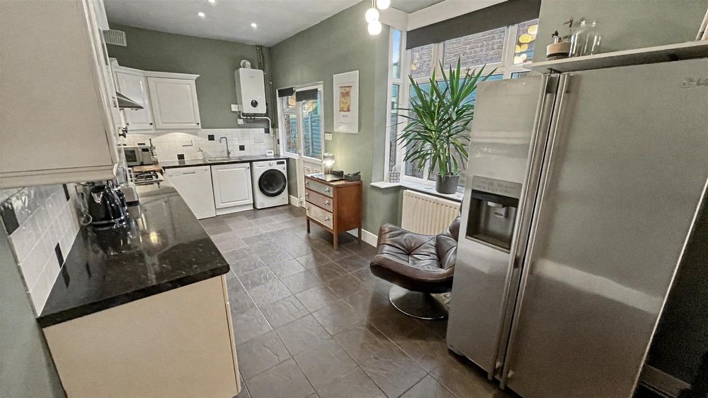 Property photo 3 of 20 Kitchen