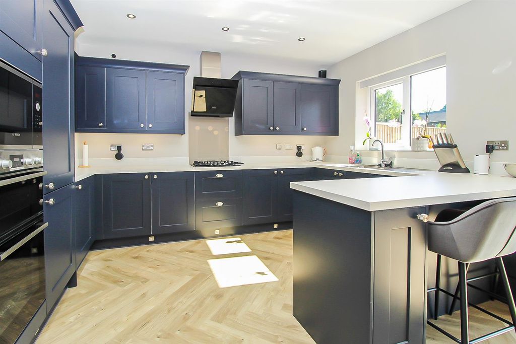 Property photo 3 of 18 Kitchen/Dining Room