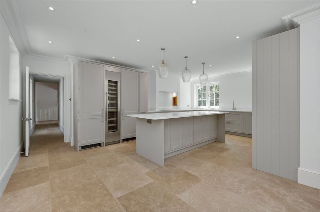 Property photo 3 of 19 Kitchen