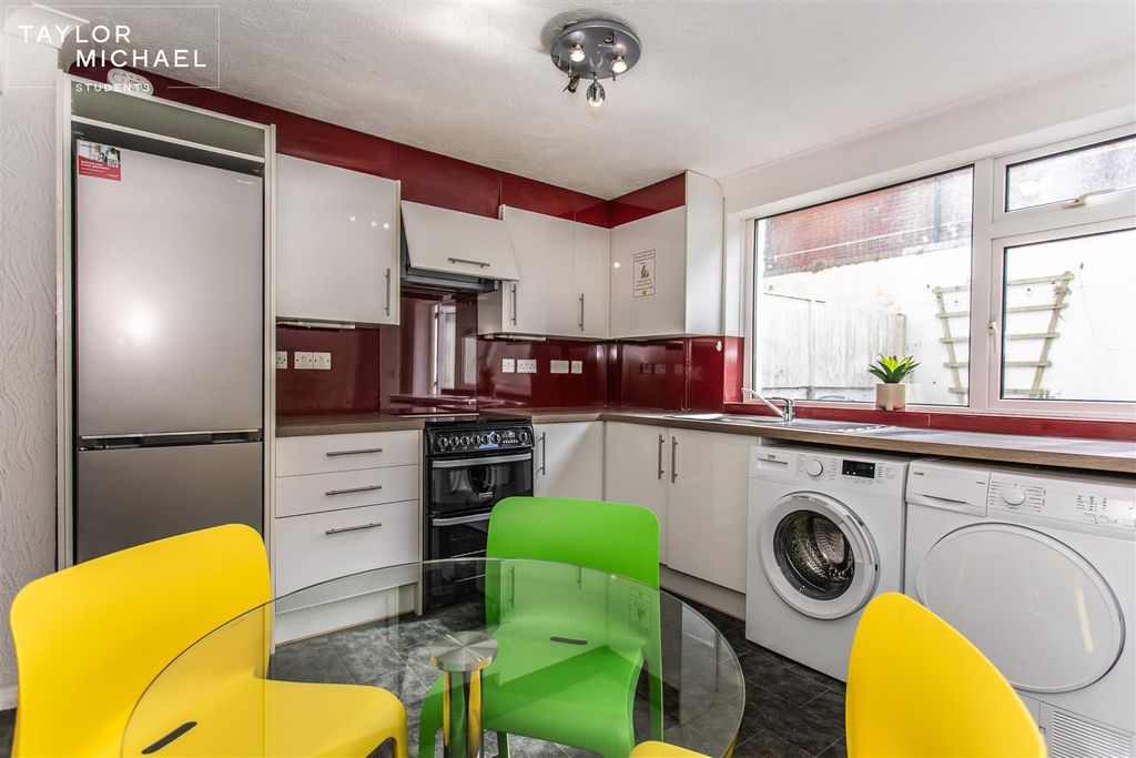 Property photo 3 of 21 Kitchen