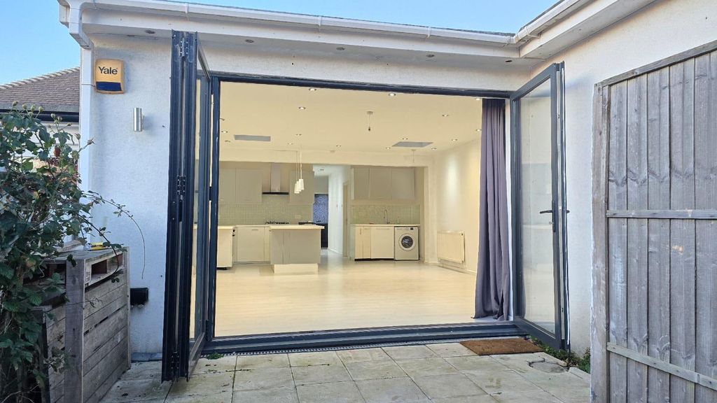 Property photo 3 of 32 Garden.Jpeg