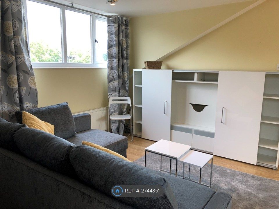 Property photo 3 of 12 Lounge With Storage