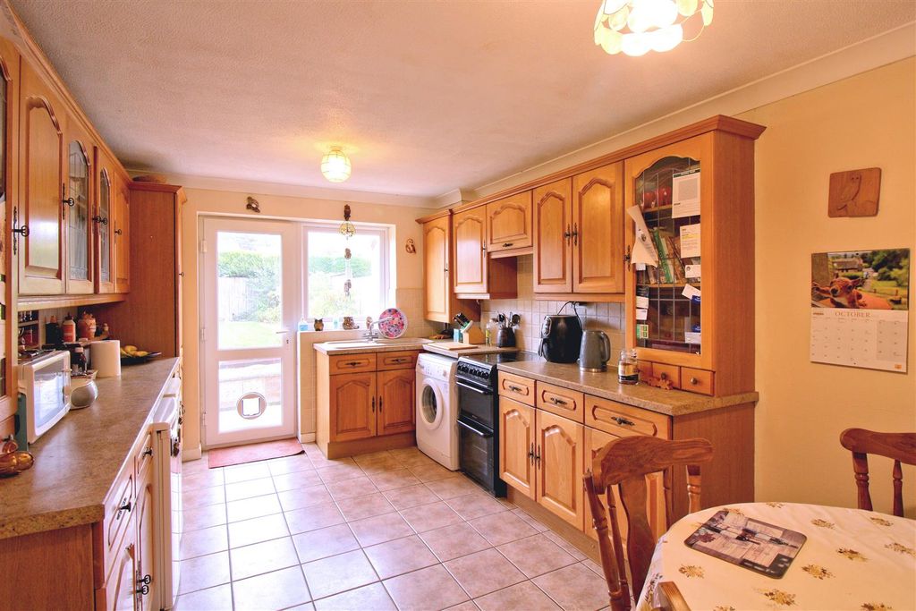 Property photo 3 of 20 Kitchen