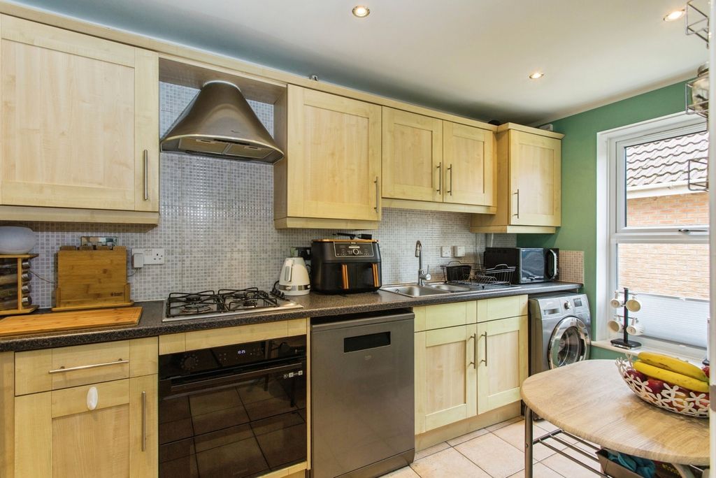 Property photo 3 of 18 Kitchen