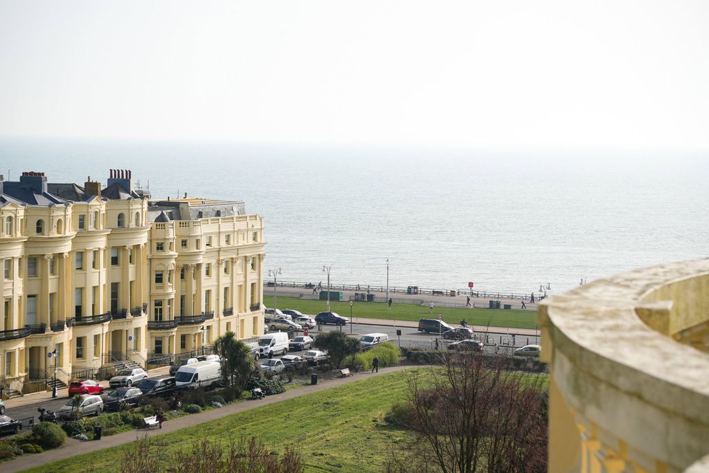 Property photo 2 of 27