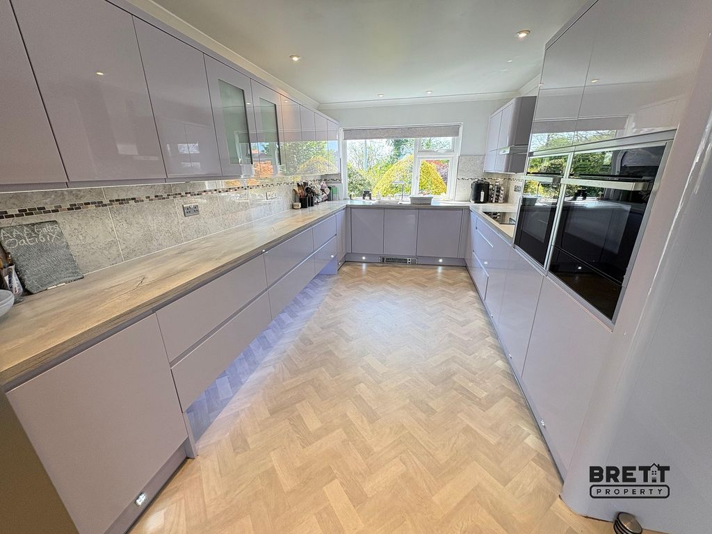 Property photo 2 of 14 Kitchen