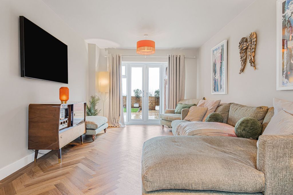 Property photo 2 of 46 Sitting Room