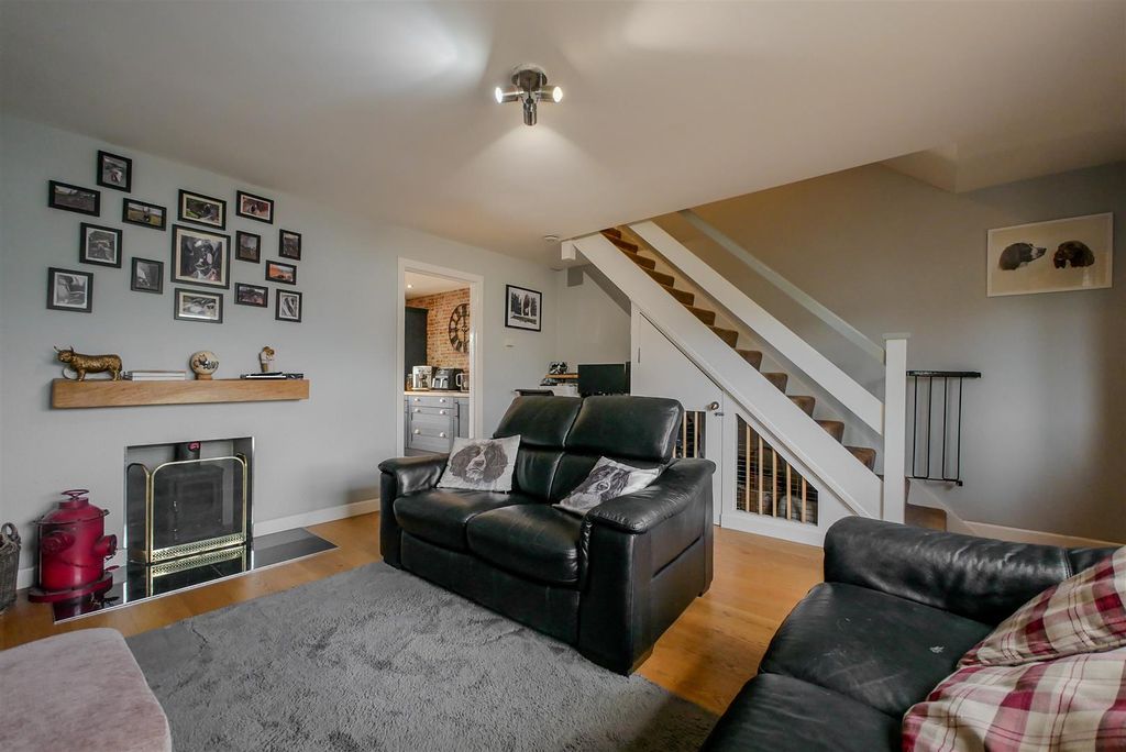 Property photo 3 of 17 Lounge