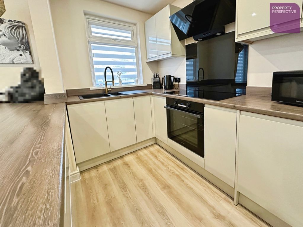 Property photo 2 of 17 Kitchen Area