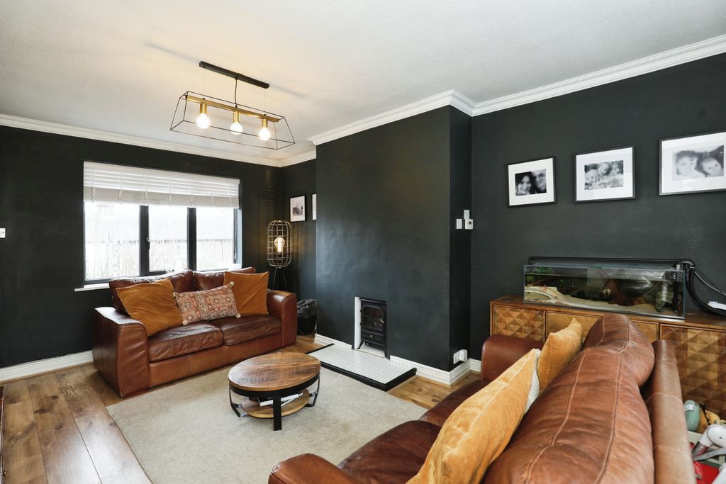 Property photo 3 of 20 Lounge