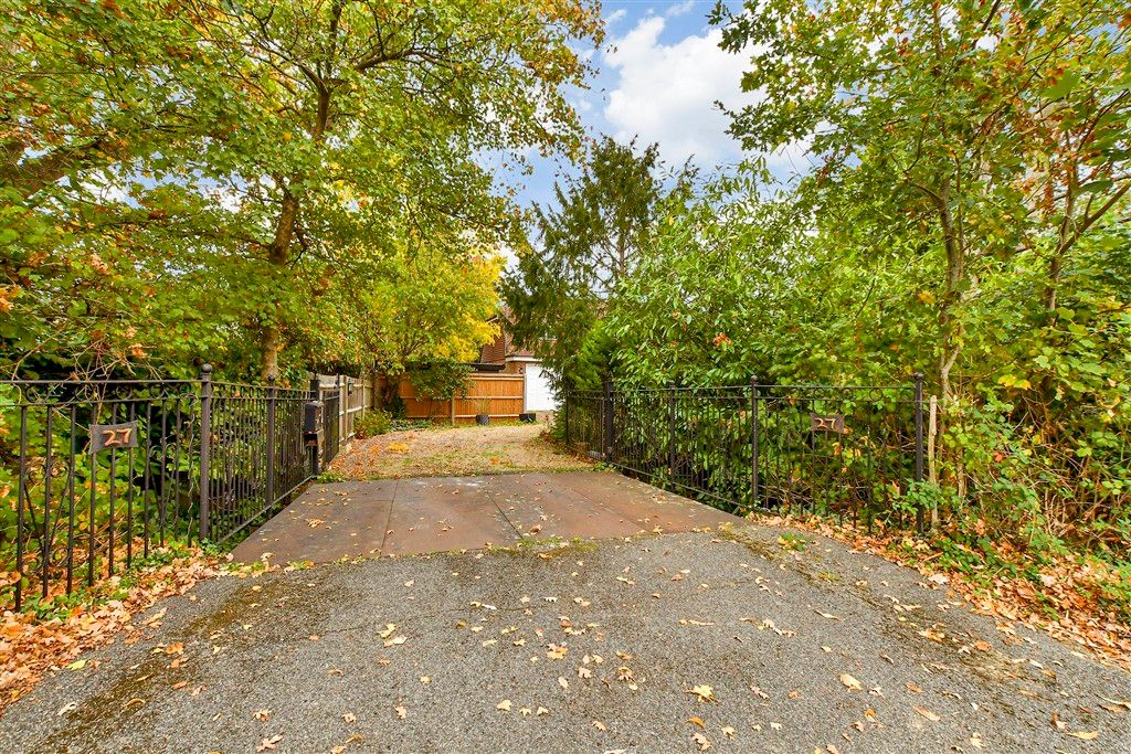 Property photo 1 of 13 Driveway/Parking