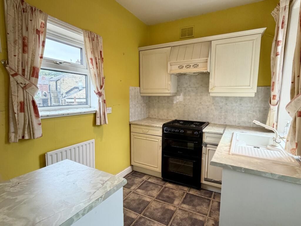 Property photo 3 of 10 Kitchen