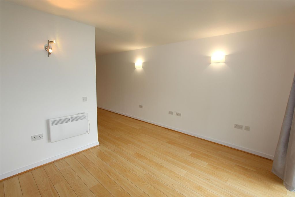 Property photo 3 of 8 Studio