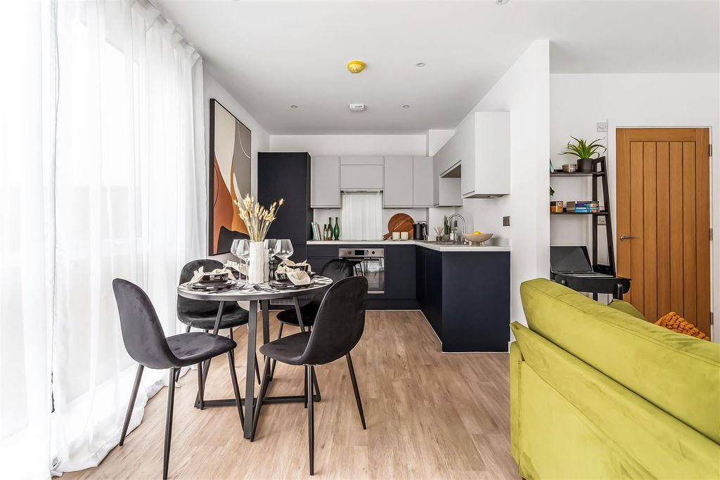 Property photo 2 of 11 Flat-2-Thornetts-House-2.Jpg