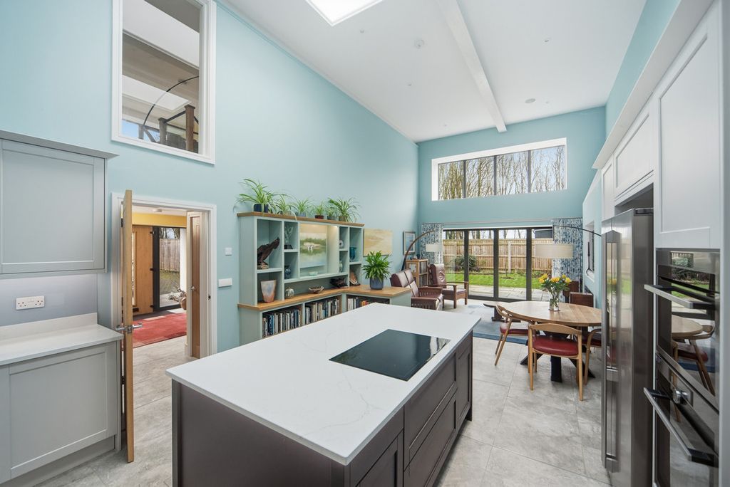 Property photo 2 of 25