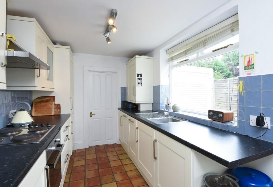 Property photo 3 of 10 Kitchen