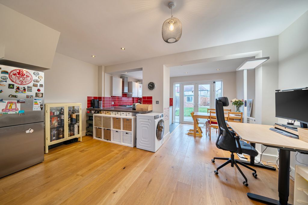 Property photo 3 of 20 1410075-4-698Dd4B...