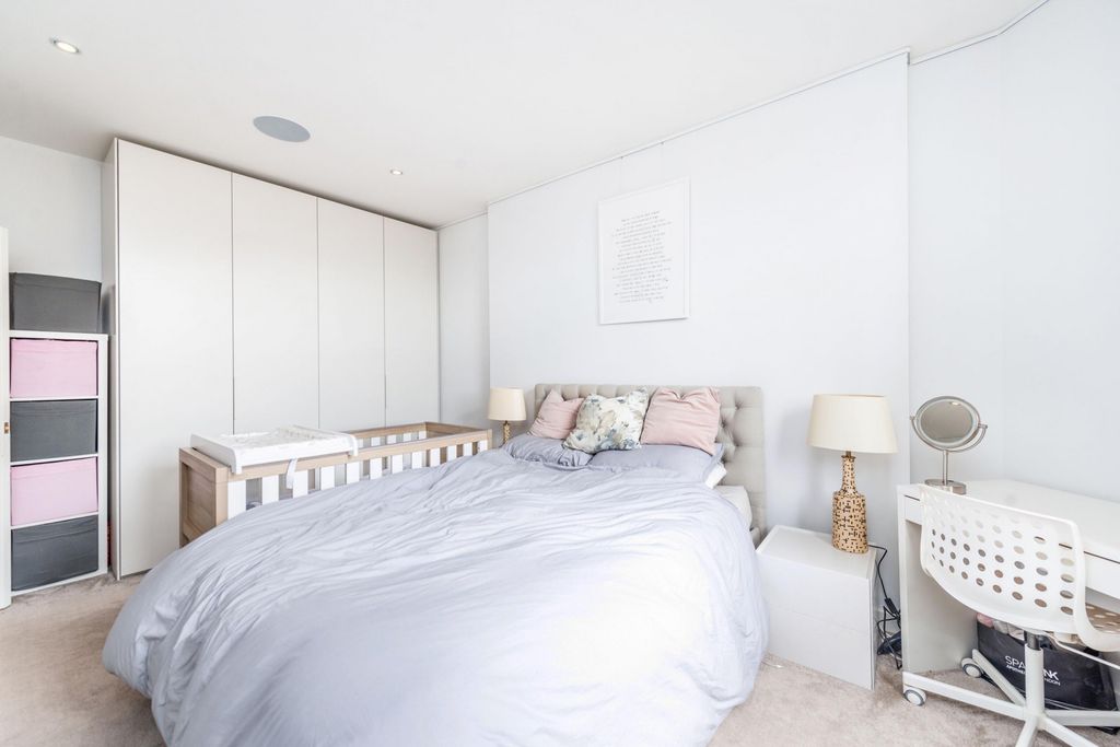 Property photo 3 of 10 Bedroom