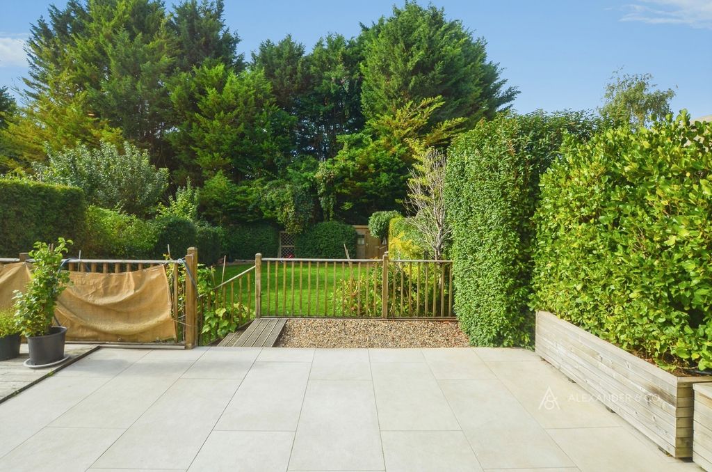 Property photo 2 of 13 Garden