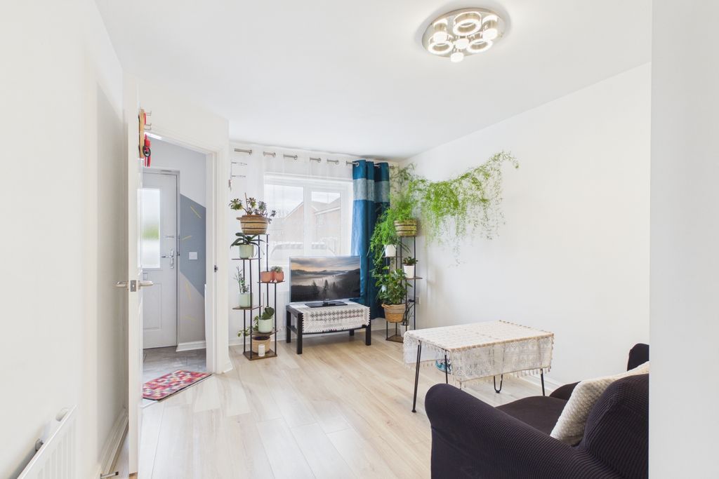 Property photo 3 of 14 Ewemove - Spalding - Mclaren Gardens - Living Room