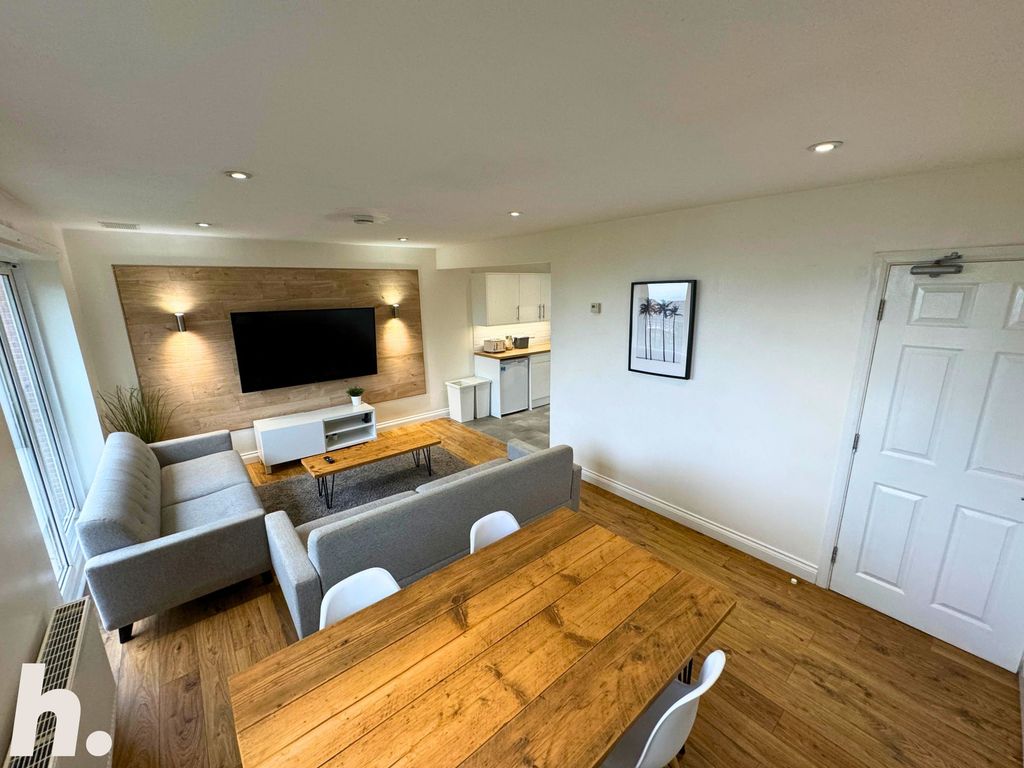 Property photo 2 of 12 Lounge