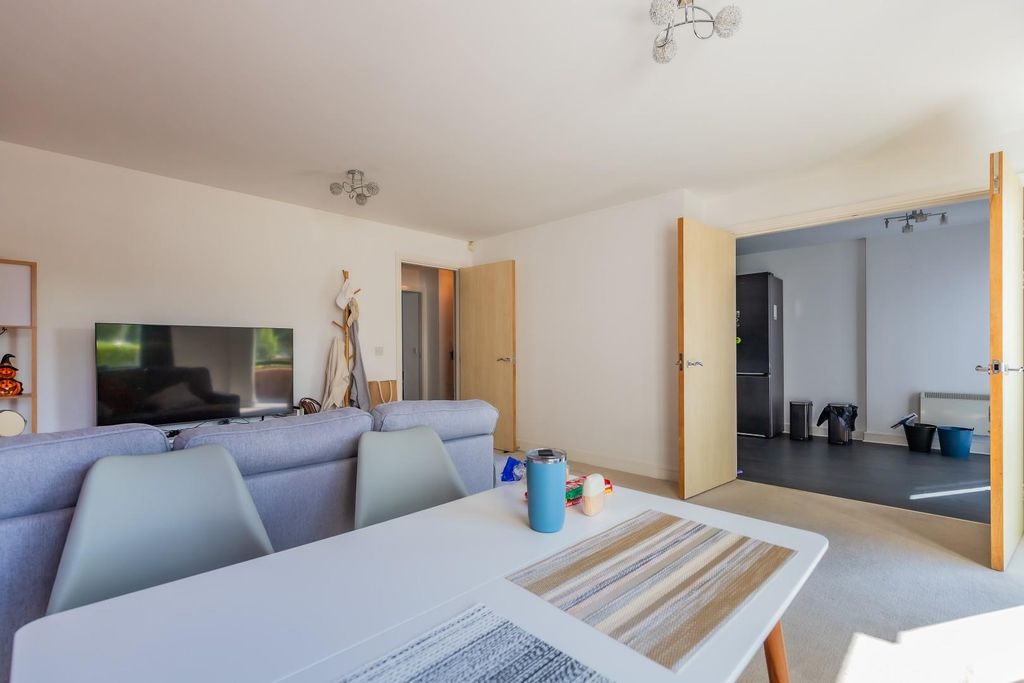 2 bed flat for salePantbach Road, Cardiff CF14 photo 5