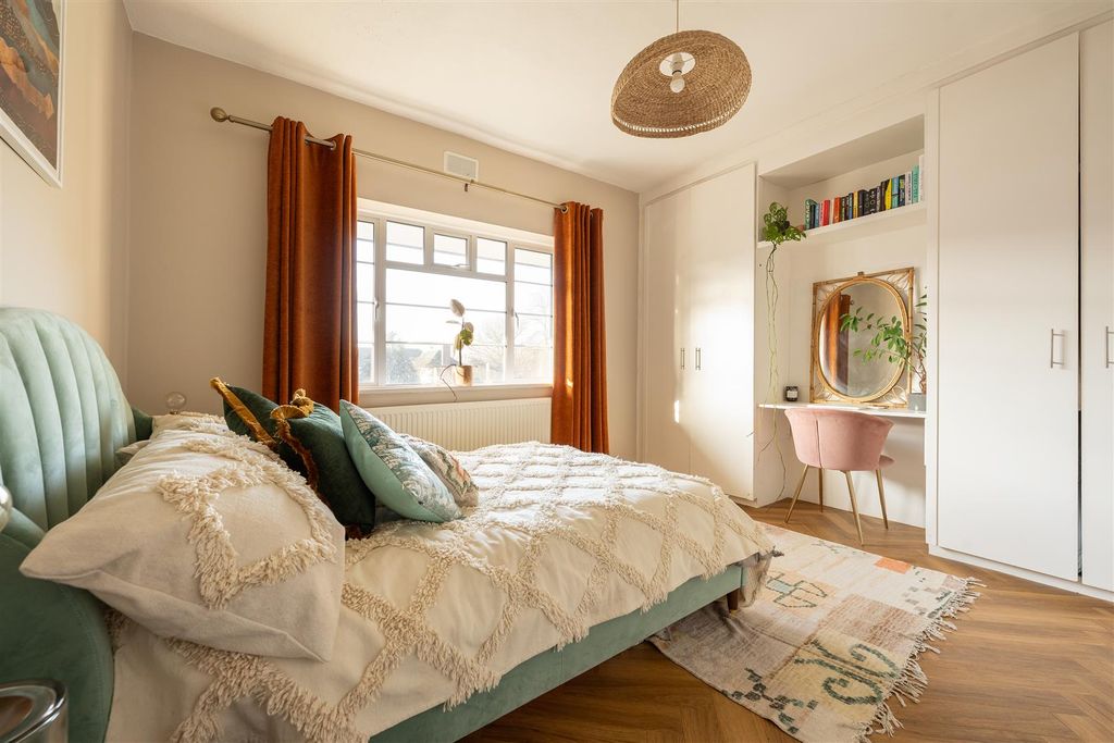 Property photo 3 of 29 Woodford Road, E18