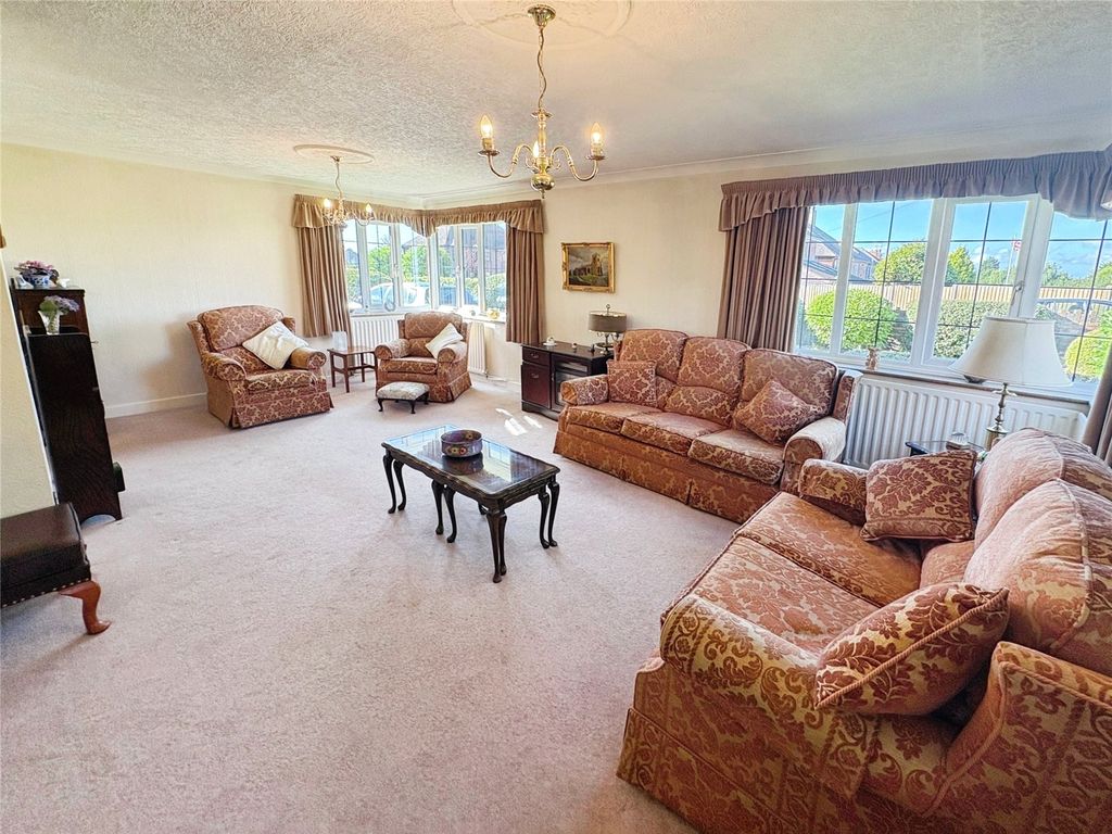 Property photo 2 of 28 Lounge