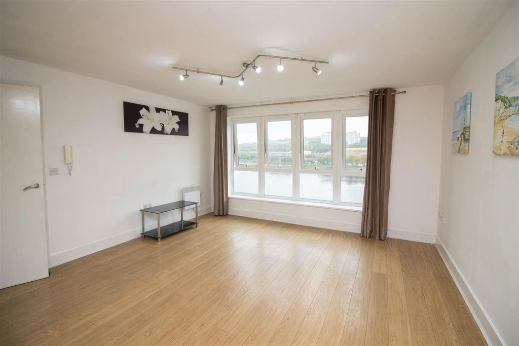 Property photo 1 of 15 Lounge