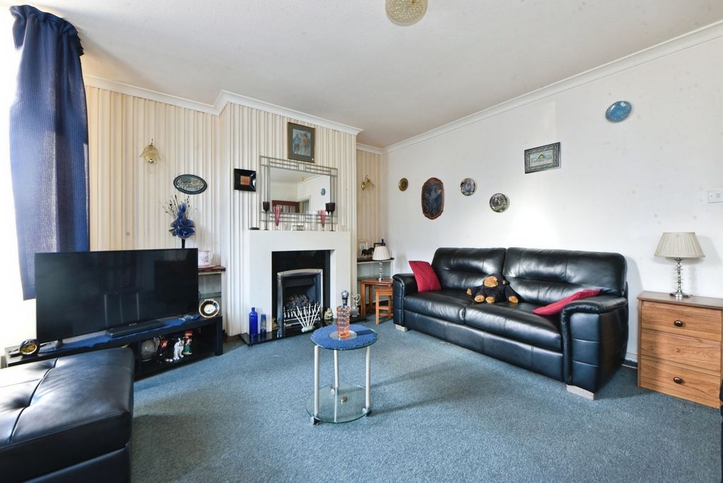 Property photo 3 of 11 Lounge