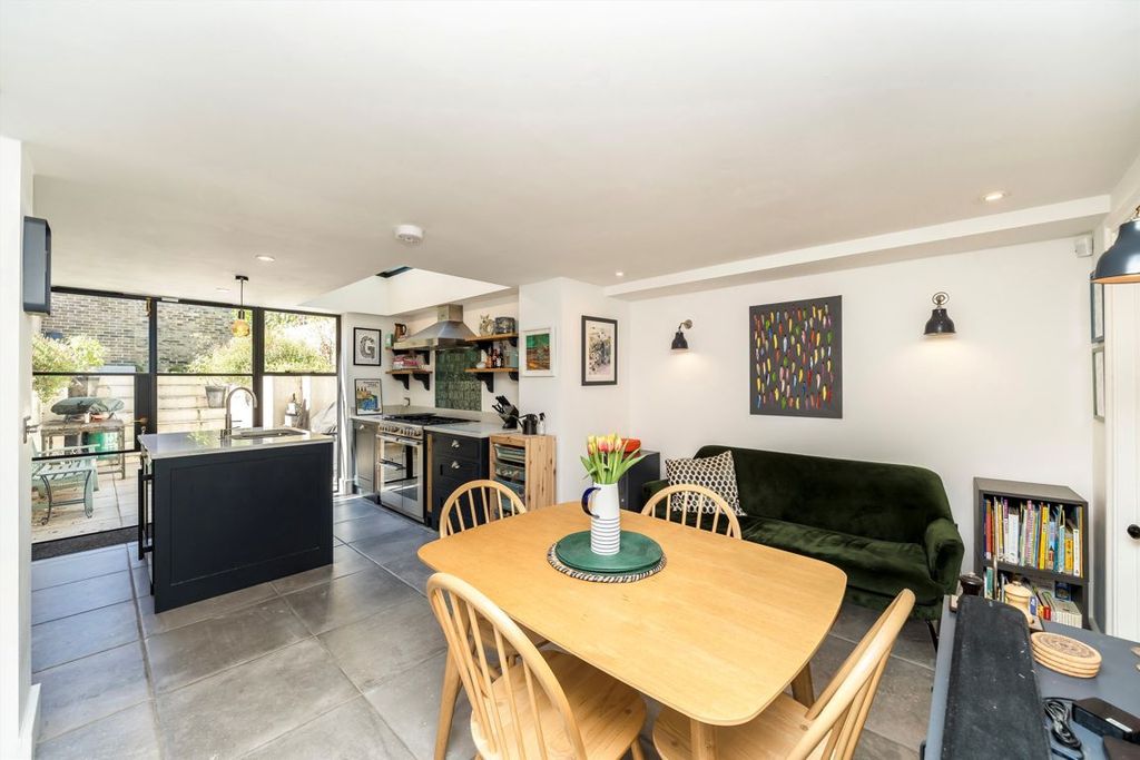 Property photo 2 of 8
