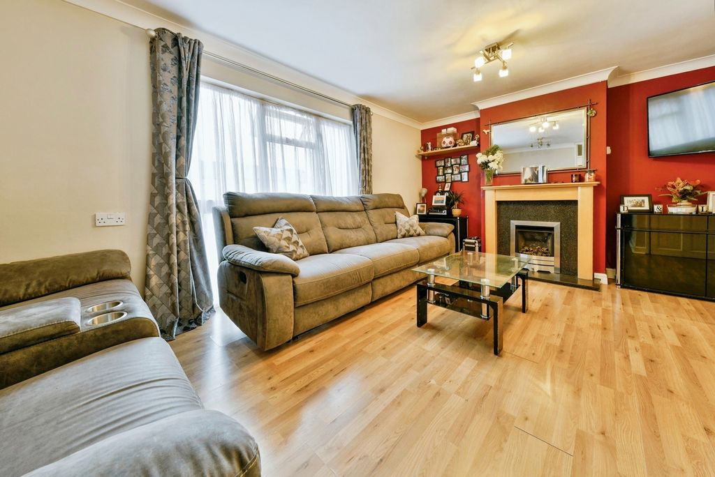 Property photo 3 of 18 Lounge