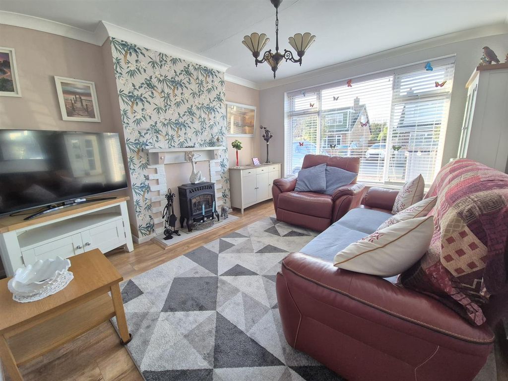 Property photo 2 of 28 Lounge