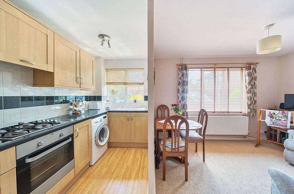 Property photo 3 of 8 1303235-9-683Da82...