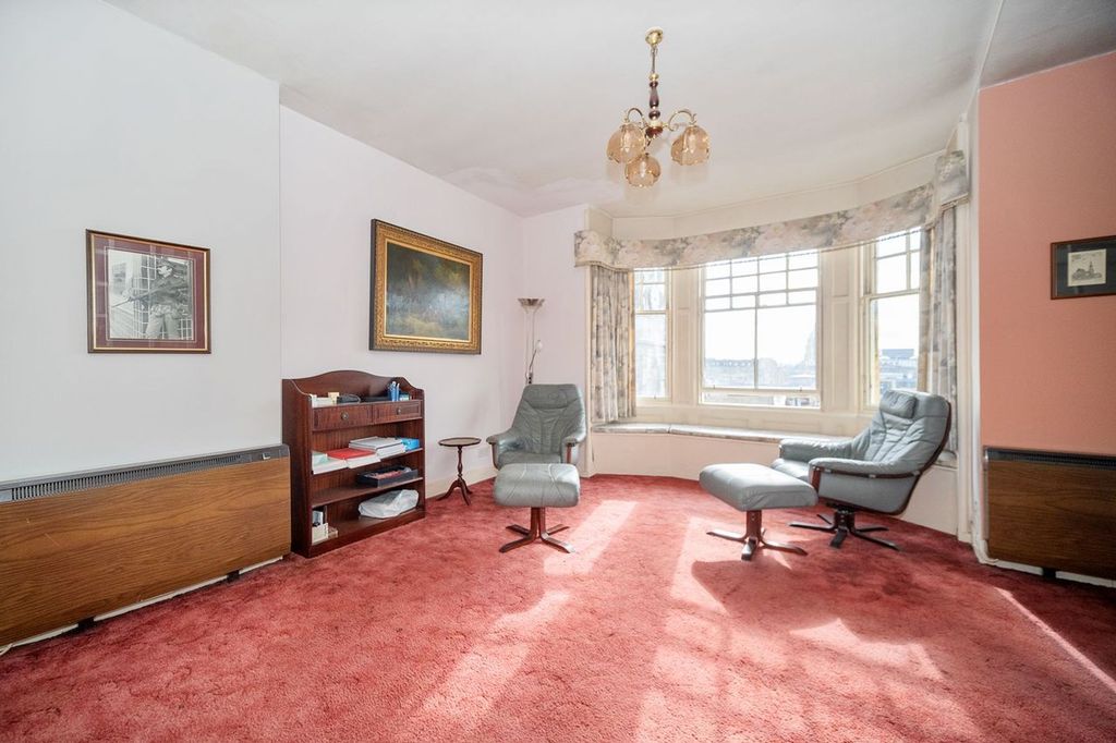 Property photo 3 of 24 Lounge