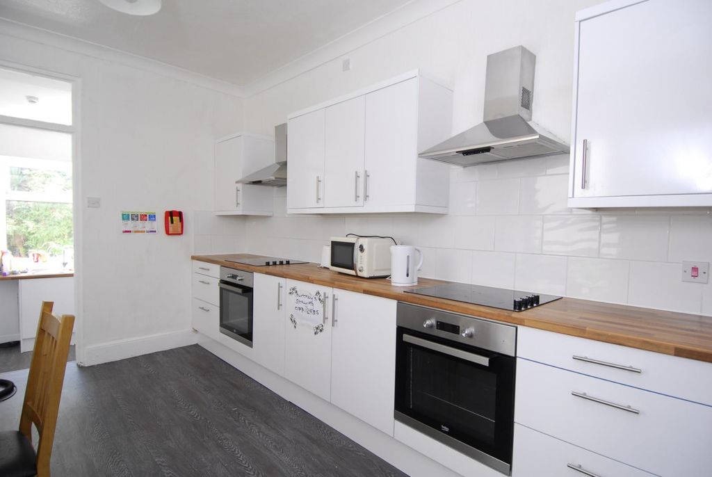 Property photo 3 of 9 36Lipsonrd003.Jpg